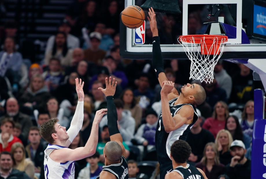 文班亚马26+13福克斯31分 马刺客场战胜爵士