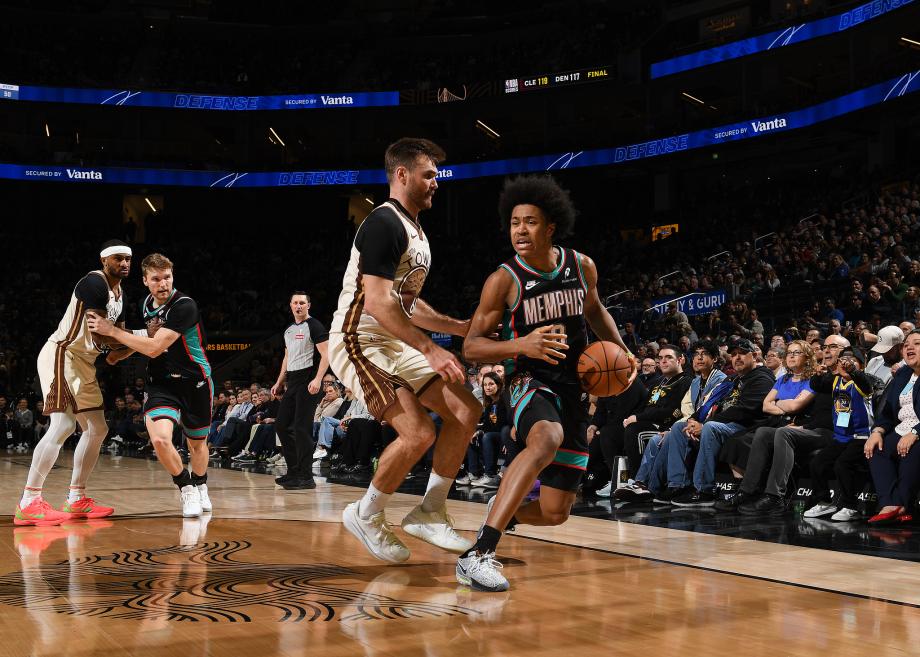 斯宾塞准绝杀霍福德16+9 勇士主场17分逆转灰熊