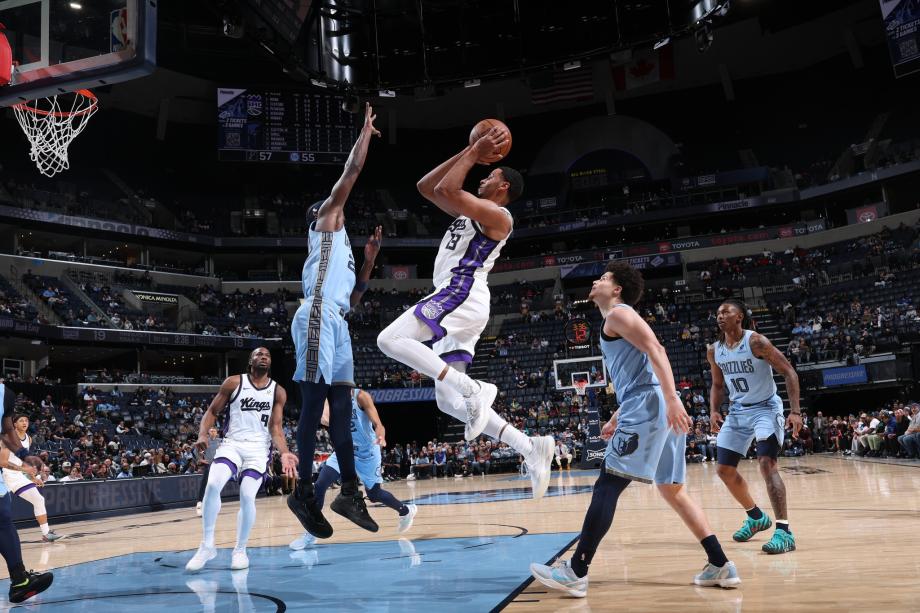 威斯布鲁克25分斯莫尔21分 国王险胜灰熊