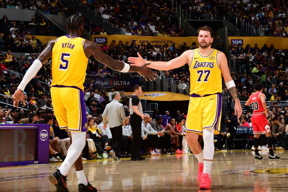 东契奇湖人生涯新高51分10篮板9助攻 湖人力擒公牛