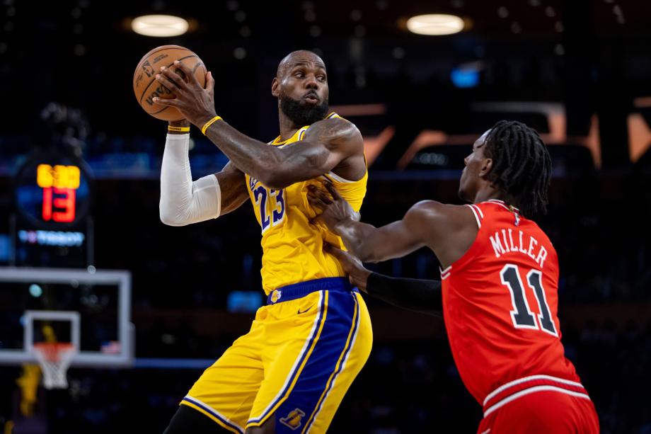 东契奇湖人生涯新高51分10篮板9助攻 湖人力擒公牛