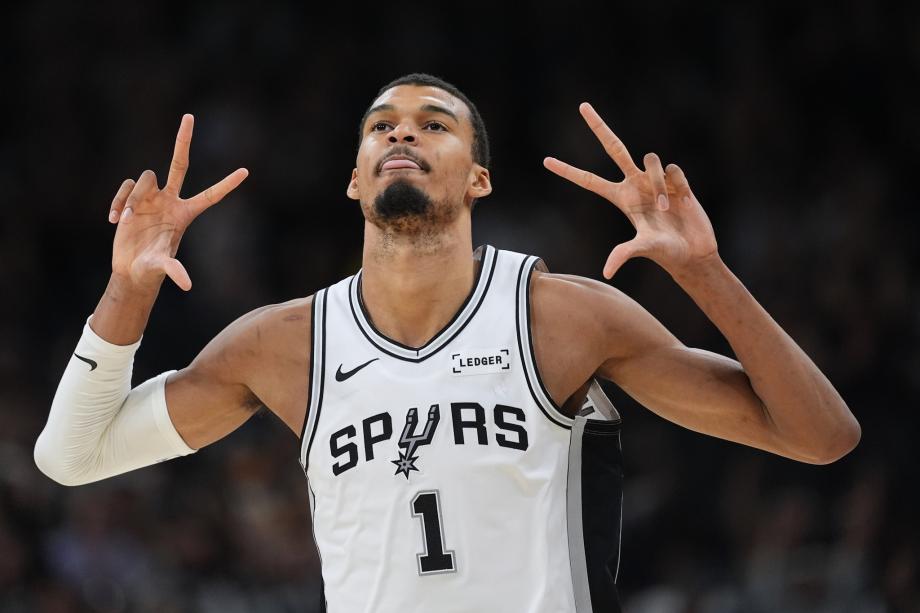 [图]文班亚马32+12+8近5战数据并排姚明 马刺轻取黄蜂