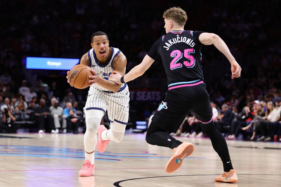 班凯罗27+8阿德巴约20+7 魔术险胜热火7连胜