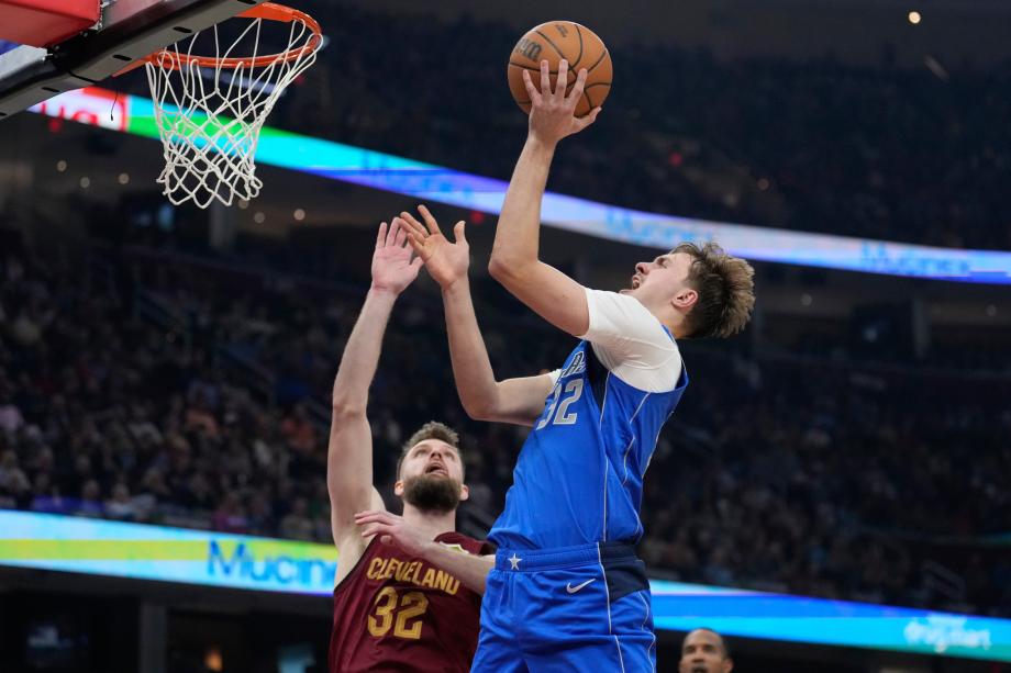 弗拉格27+10米切尔26+11 独行侠客场击败骑士