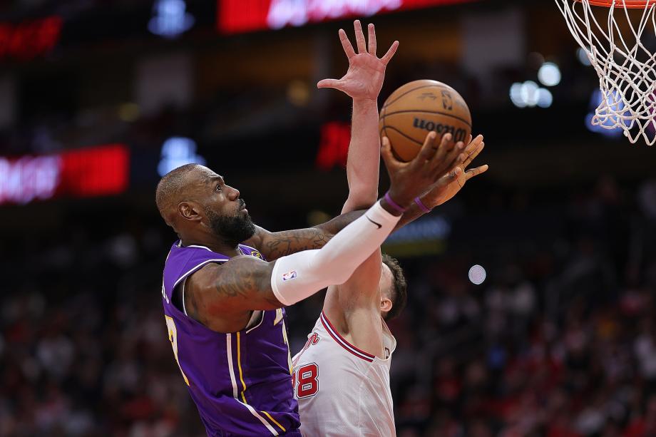 东契奇40+9+10詹姆斯30分 湖人胜火箭获七连胜