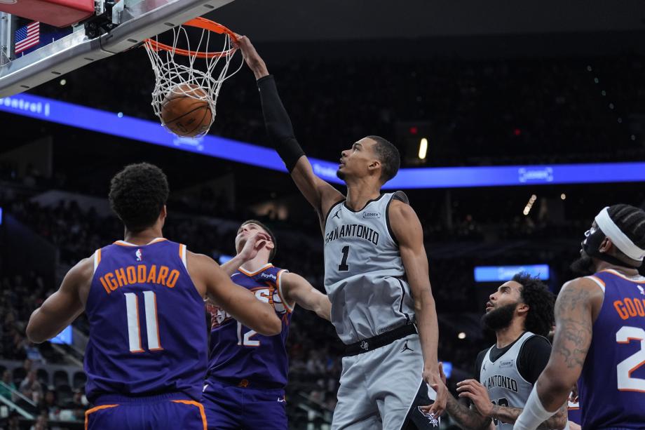 文班亚马准绝杀 马刺逆转太阳时隔7年重返季后赛