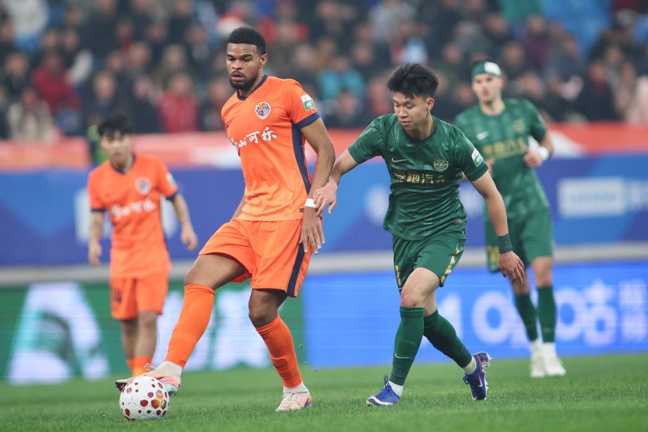 王钰栋梅开二度 浙江队4-1逆转战胜青岛海牛