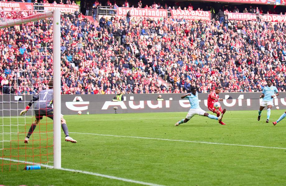 德甲：凯恩奥利塞破门格纳布里双响 拜仁4-0大胜