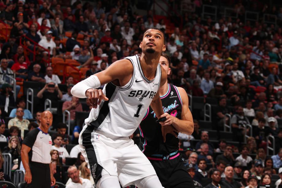 [图]文班亚马26+15+5哈珀21+4+6 马刺大胜热火取6连胜