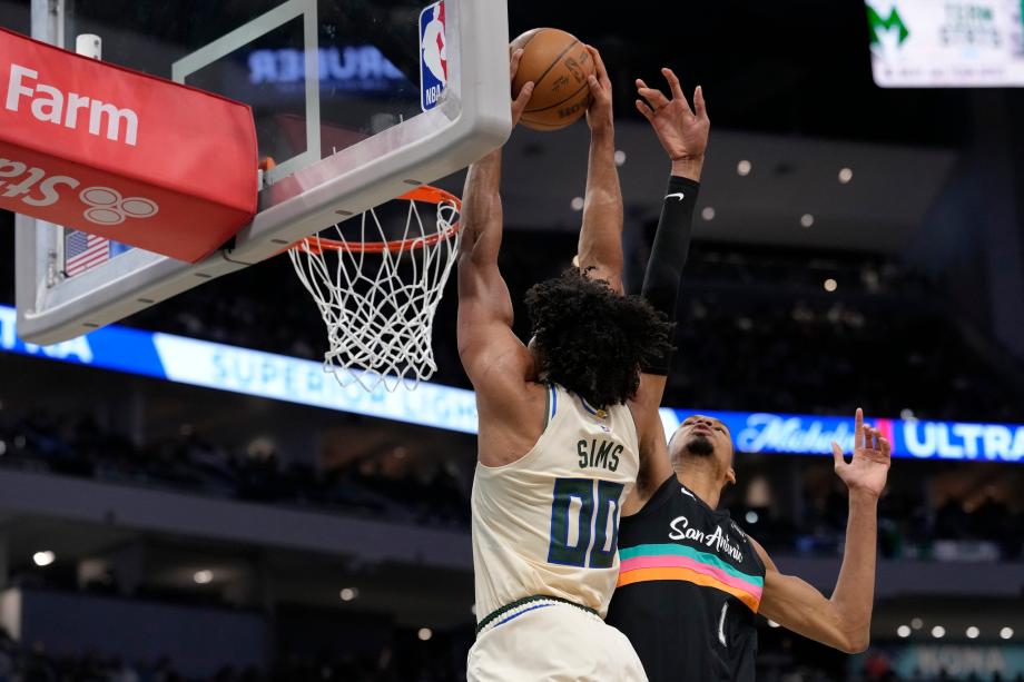 文班亚马23+15 马刺七人上双客场32分大胜雄鹿