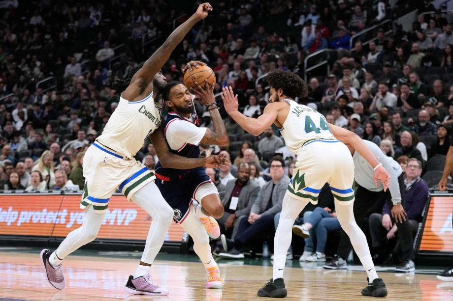 伦纳德20+8特伦特赛季新高36分 快船轻取雄鹿