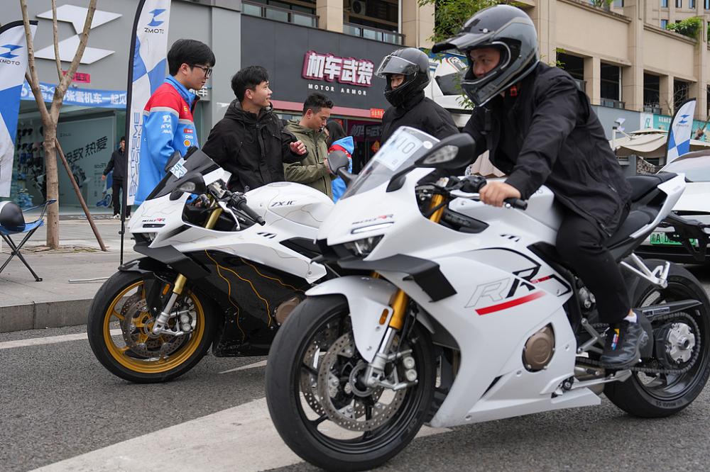 Race win sparks sales boom as ZXMOTO draws crowds_英语_央视网(cctv