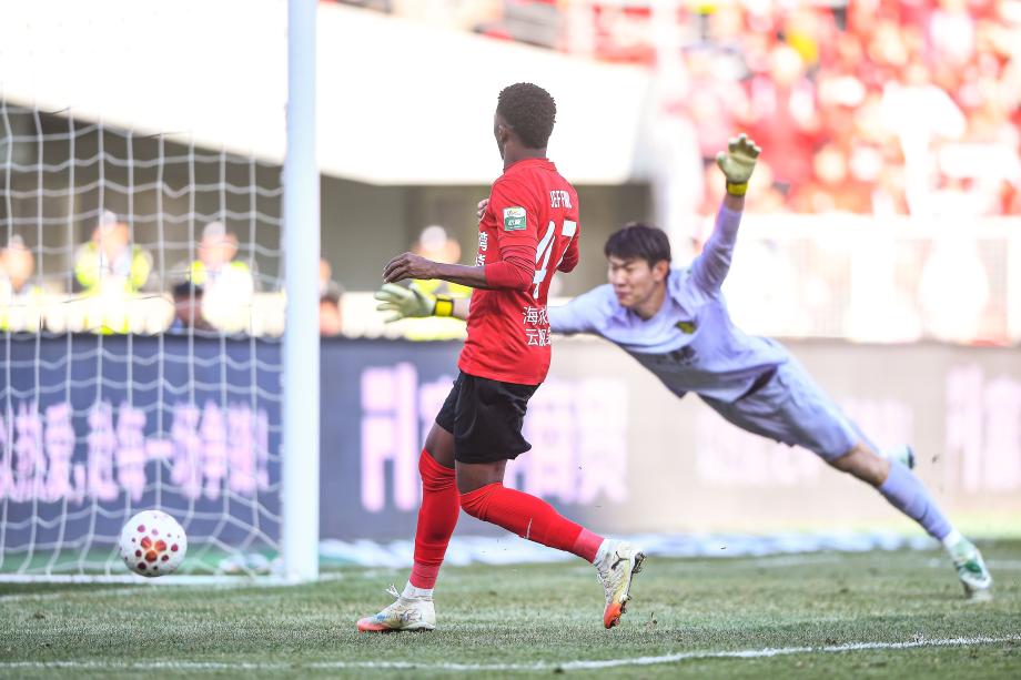 姆本扎传射建功 辽宁铁人主场击败北京国安