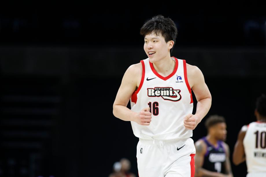 杨瀚森20+7+2+2 混音不敌斯托克顿国王无缘西决