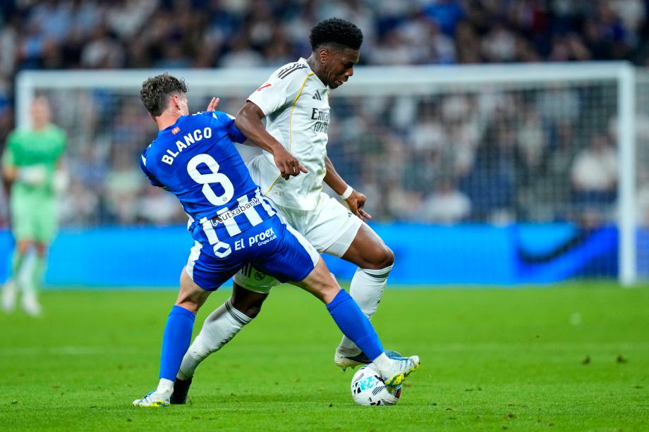 维尼修斯世界波姆巴佩破门 皇马2-1阿拉维斯