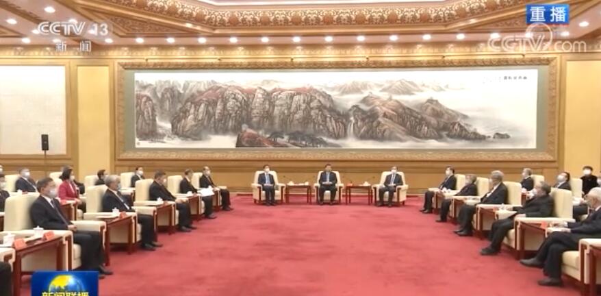 习近平同党外人士共迎新春 代表中共中央 向各民主党派 工商联和无党派人士 向统一战线广大成员 致以诚挚的问候和新春的祝福