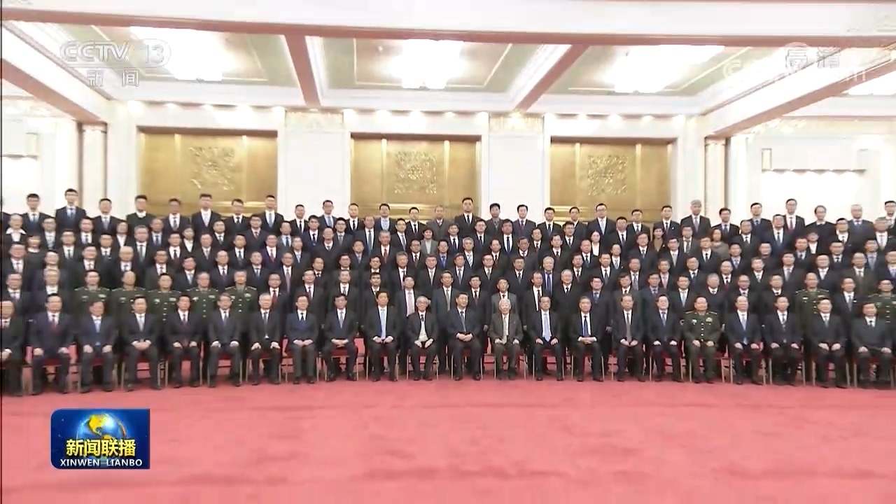 习近平在会见探月工程嫦娥五号任务参研参试人员代表并参观月球样品和探月工程成果展览时强调 勇攀科技高峰 服务国家发展大局 为人类和平利用太空作出新的更大贡献