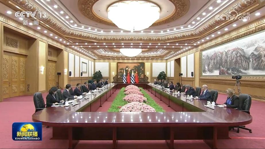 习近平同乌拉圭总统会谈