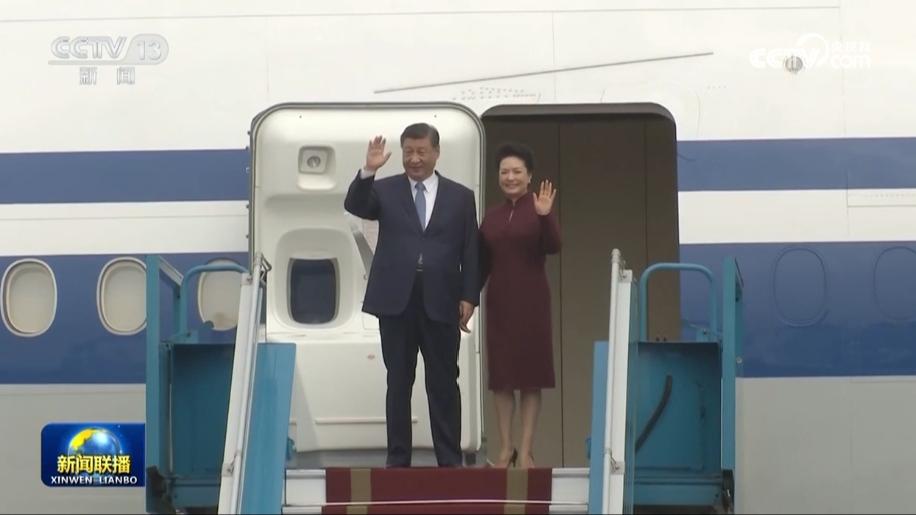 习近平抵达河内对越南进行国事访问