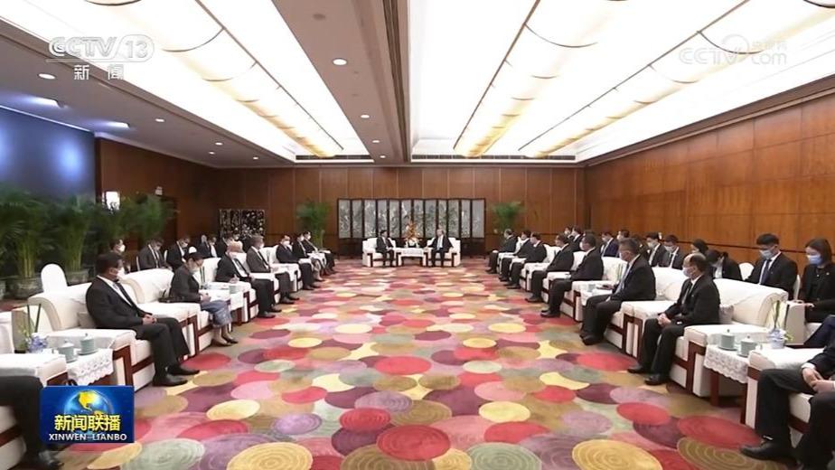 李希看望并会见老挝人革党中央总书记、国家主席