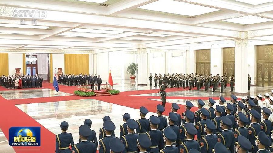 李强举行仪式欢迎新西兰总理访华