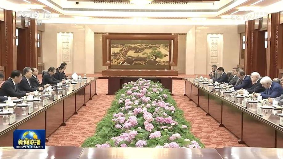 赵乐际会见俄罗斯公俄党干部考察团