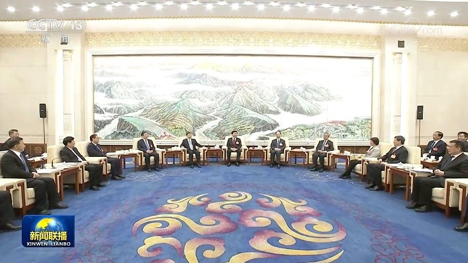 王沪宁看望参加全国政协十四届二次会议宣传报道的新闻工作者代表