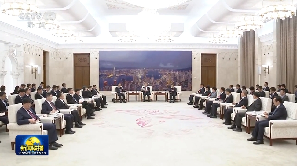 赵乐际看望参加十四届全国人大二次会议报道的新闻工作者