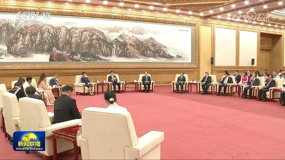 王沪宁会见全国少数民族参观团