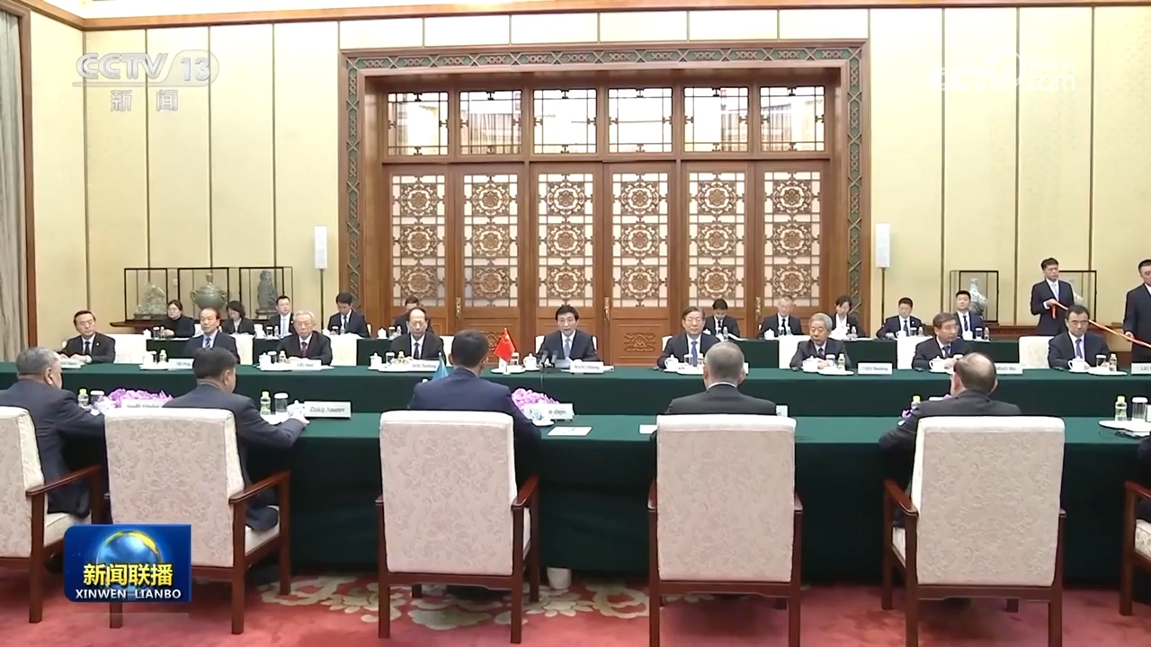 王沪宁会见哈萨克斯坦议会上院议长