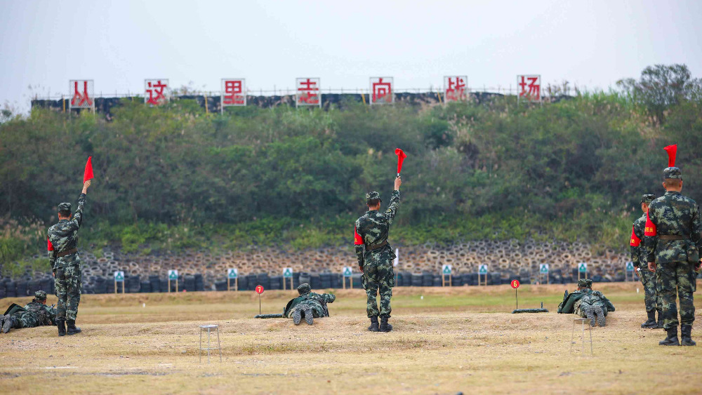 首次打靶五十環這名武警新兵真牛