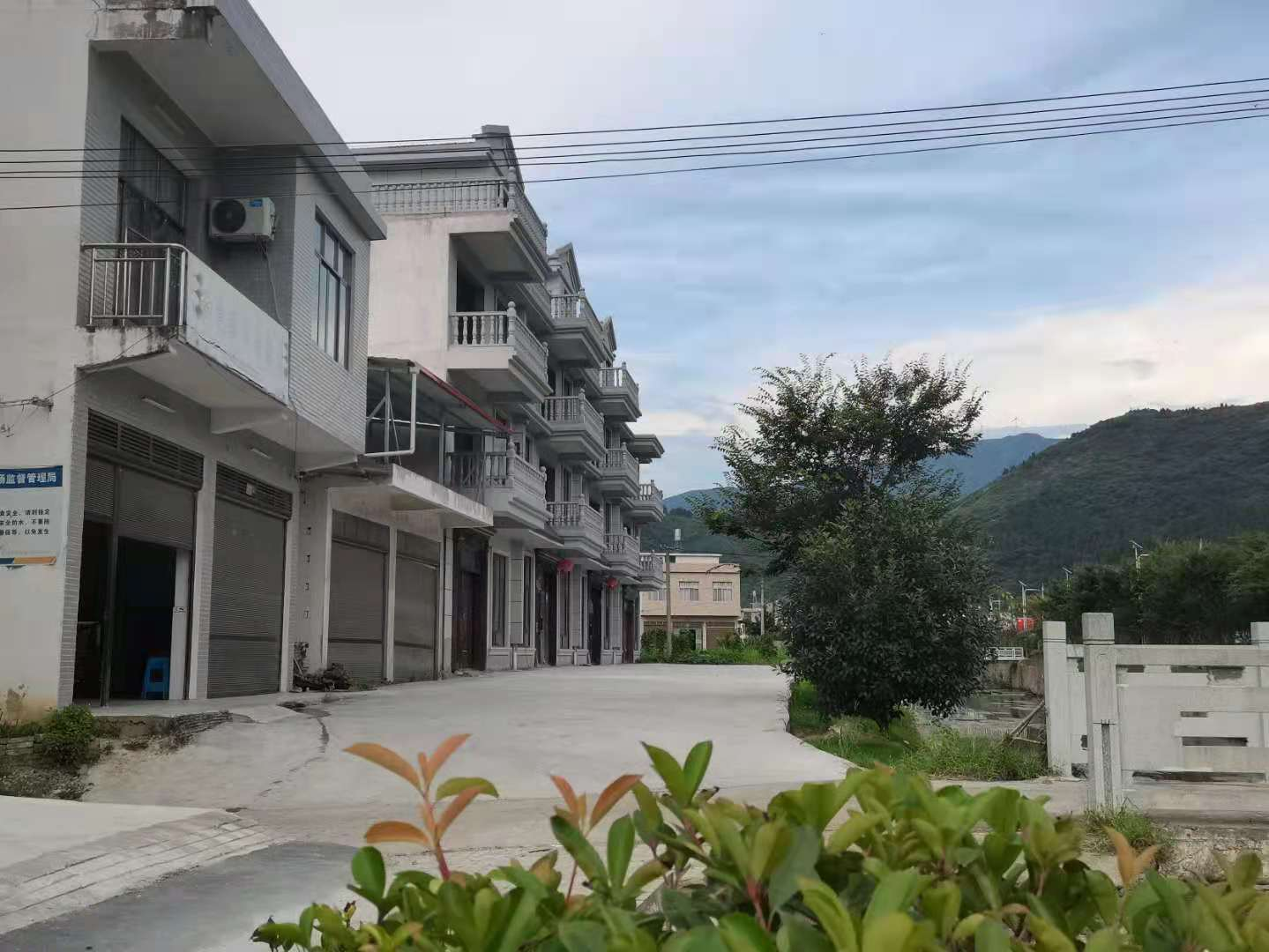 富裕起来的荻田村村民家家盖起了楼房。（摄/徐辉）