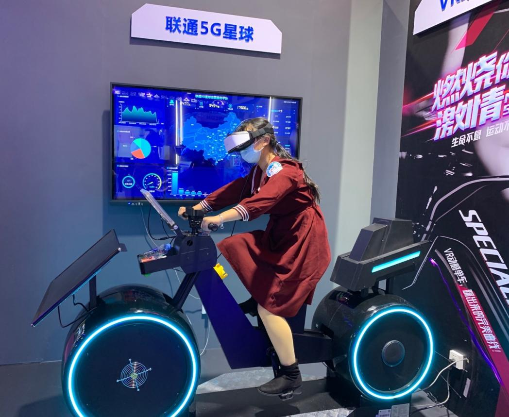 参观者体验VR动感单车