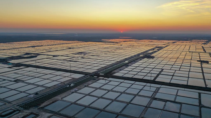 盐田夕照位于渤海莱州湾畔的山东省寿光市羊口镇拥有海岸线20公里,是