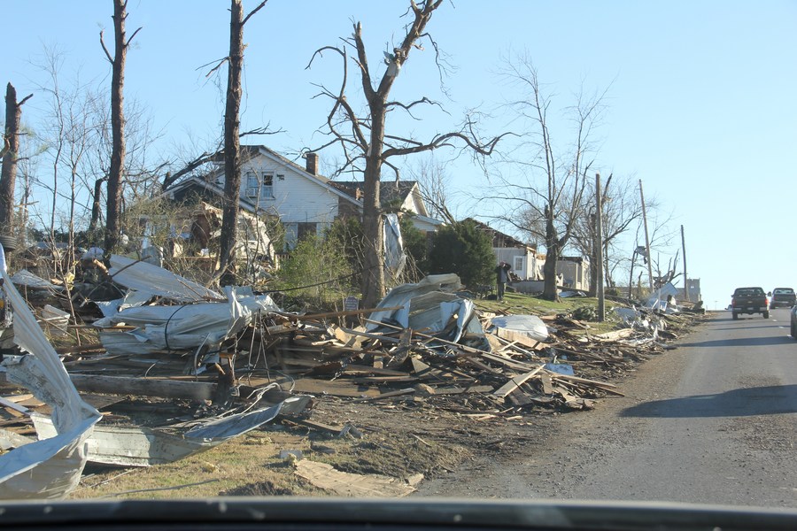 Long recovery after 'unusual' tornado outbreak strikes U.S. states_英语频道 ...