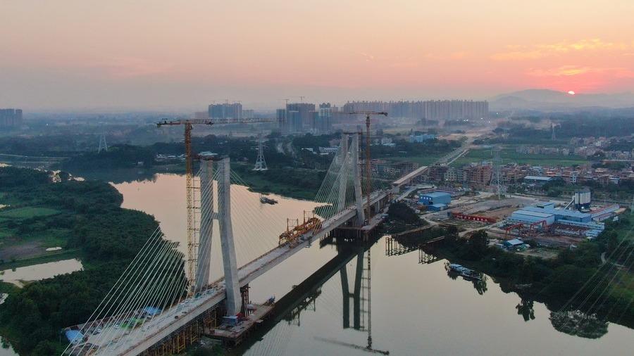广汕高铁最后一座大桥合龙 即将全线铺轨