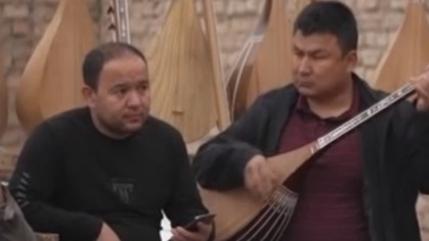 Music partners at a Xinjiang bazaar