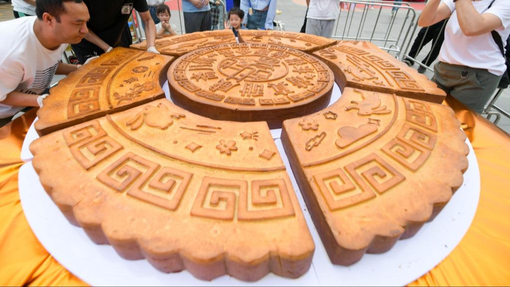 Giant mooncake debuts ahead of Mid-Autumn Festival