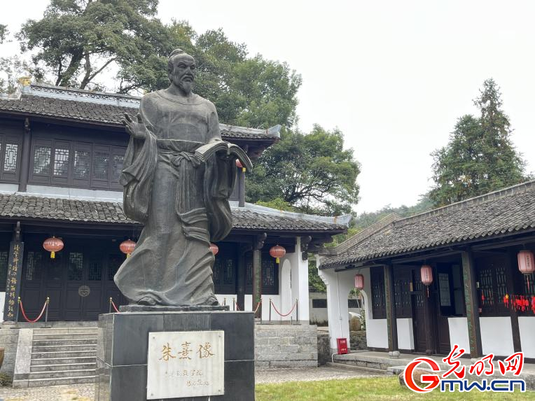 图为白鹿洞书院内的朱熹像（张璐琢 摄）