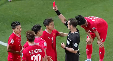 [亚洲杯]黎范成龙铲球犯规 被裁判红牌罚下