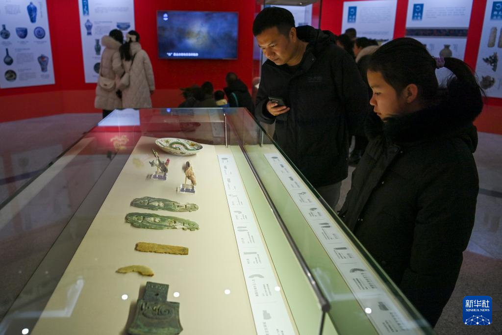 2月7日，游客在山西博物院参观。新华社记者 杨晨光 摄