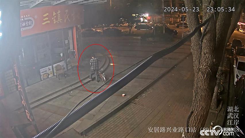 七旬老人彻夜未归,民警骑车快速找回