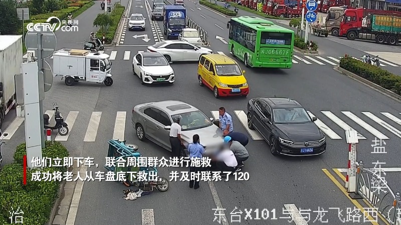 老人被压车底 警民合力救援