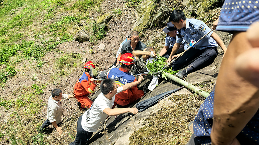 六旬老人坠崖受伤,警民携手及时救援