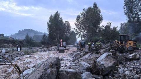 甘肃多地降雨 山洪导致积石山县部分道路桥梁受损