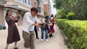吉林:志愿者进社区帮老人“玩转”手机 点亮“多彩生活”