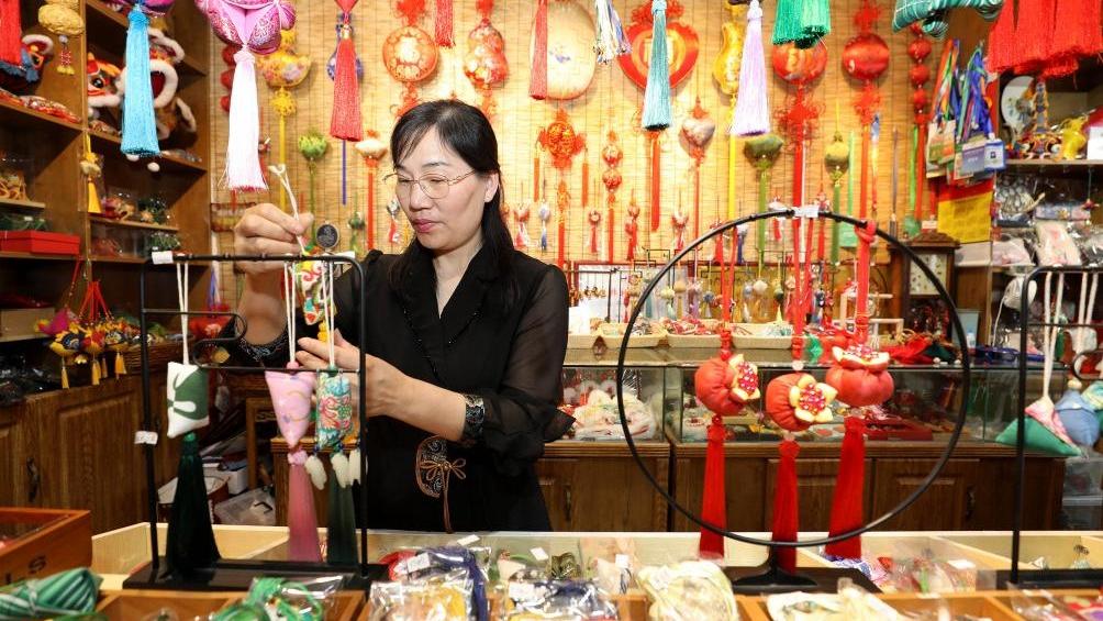 文化中国行丨传统佳节邂逅国潮风 激发“端午经济”新活力