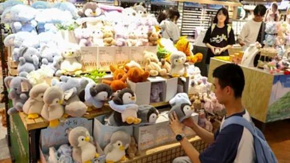 气味难闻甲醛超标 网红“毒玩具”为何还能大行其道？
