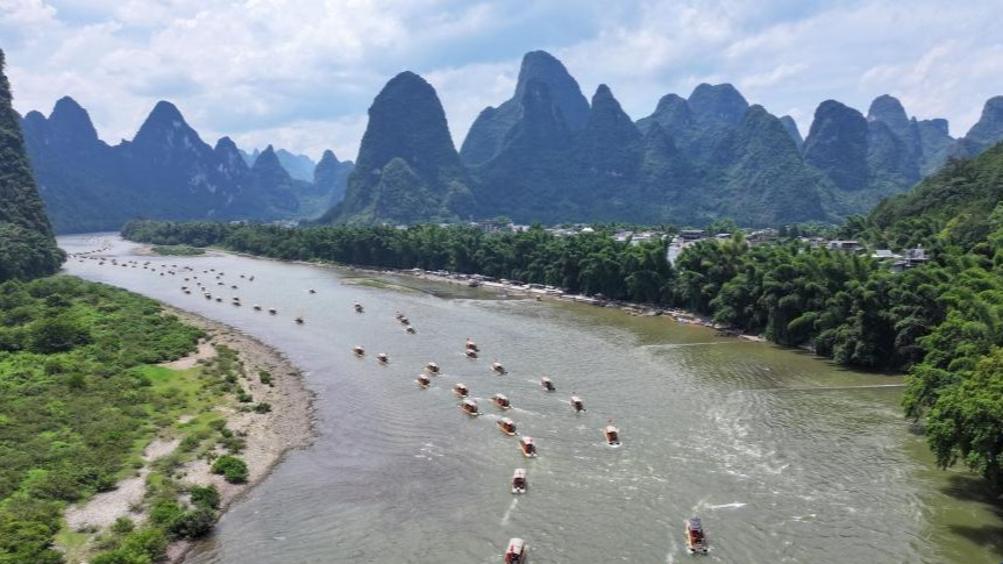 People enjoy summer vacation across China