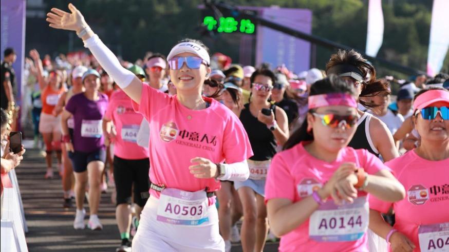 十三陵水库畔女子跑开跑